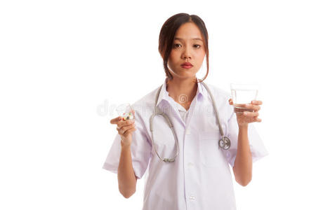 年轻的亚洲女医生水与药