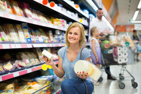 乳制品 白种人 奶酪 顾客 商品 采摘 食物 杂货 购物中心