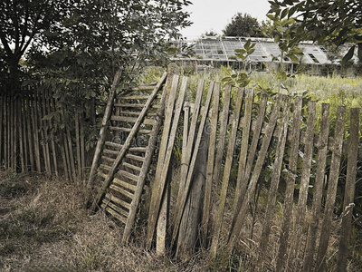 美丽的毁坏的木栅栏,在塞斯克斯特雷多霍里地区的hostenice村的背景上