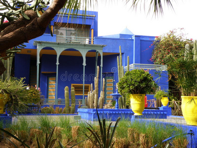 北非花园摩洛哥美丽的蓝色别墅在摩洛哥风格的花园,摩洛哥,摩洛哥照片
