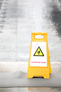 地面湿滑警告标志
