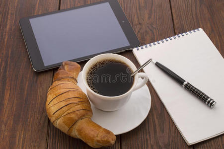 早餐加一杯黑咖啡牛角面包和笔记本