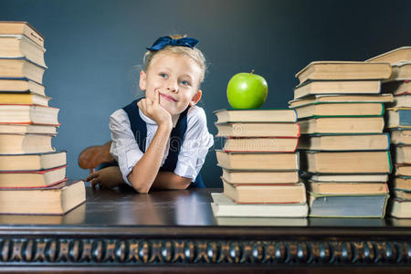 学习 儿童 孩子们 小孩 等级 教育 黑板 苹果 考试 童年