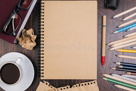 棕色记事本和铅笔