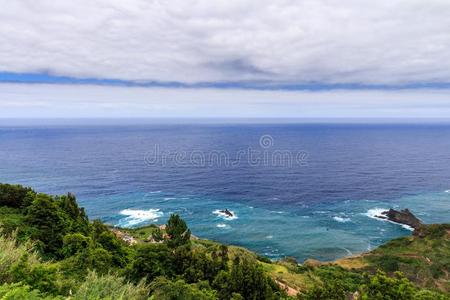 从葡萄牙维吉亚的观点看博阿文图拉附近马德拉北部海岸的山脉和海洋