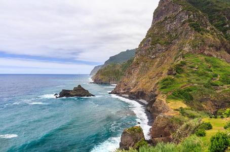 从葡萄牙维吉亚的观点看博阿文图拉附近马德拉北部海岸的山脉和海洋