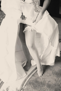 新娘展示了一件蕾丝吊带，升起了一件婚纱
