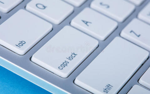 蓝色背景上的计算机键盘