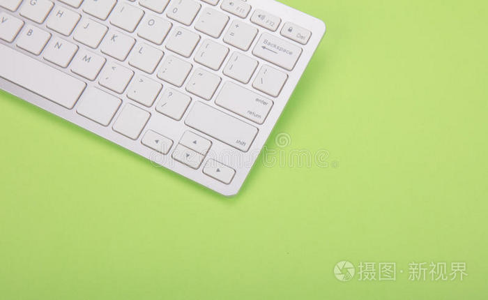 绿色背景下的计算机键盘