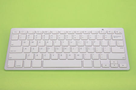 绿色背景下的计算机键盘