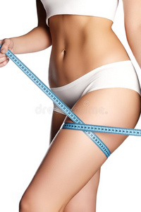 白色背景下女性身体上的蓝色测量。 时尚照片