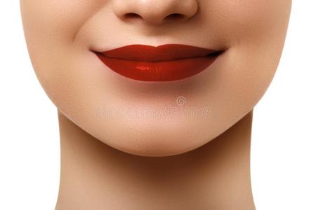 特写镜头的女人嘴唇与光泽的红色口红。 魅力