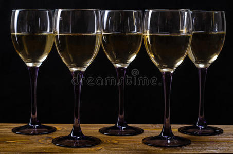 桌子上有五杯白酒照片