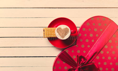 一杯咖啡，饼干和礼物
