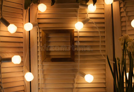 装饰灯泡和框架的照片在一个木制的内部