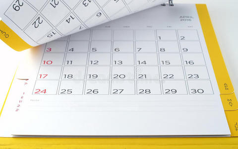 关闭纸板办公桌日历与日期2016年4月在网格和空白行的文本注释