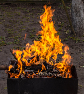 火炉在垃圾房在山小屋里火炉里燃烧的木头碎片木头火炉中火木头火炉