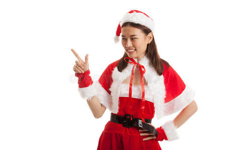 亚洲圣诞老人女孩指向空白空间。