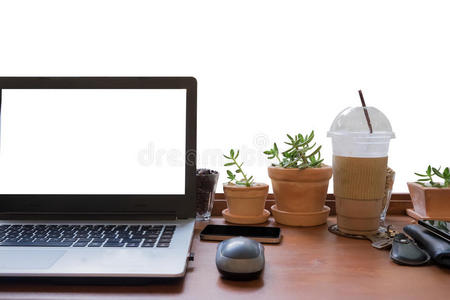 桌面白色背景上笔记本电脑的正面视图。 带有空白屏幕的笔记本电脑，可以在笔记本电脑上添加您的文本或其他文本。 隔离c