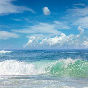 温暖的海水和蓝天中奇妙的波浪