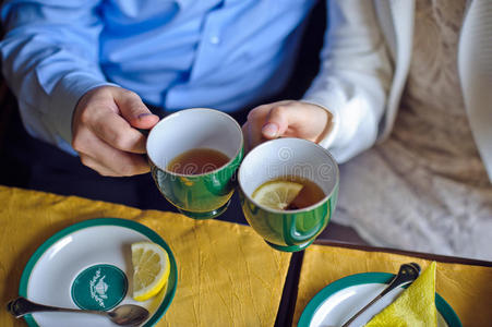 柠檬 早餐 家庭 拥抱 饮料 免疫 幸福 杯子 房子 男人