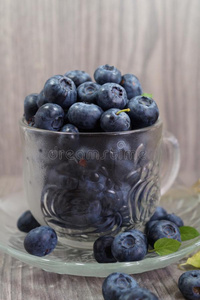 新鲜采摘的蓝莓在杯子多汁和新鲜蓝莓蓝莓抗氧化剂。