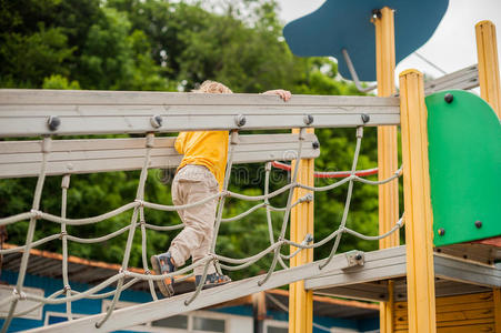 孩子在操场上爬图片