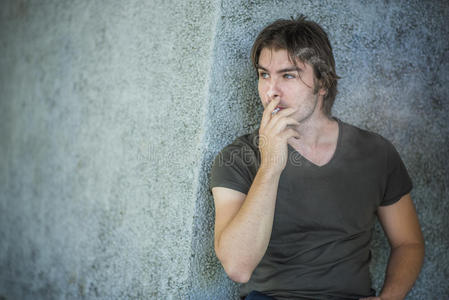 抽烟帅哥壁纸图片