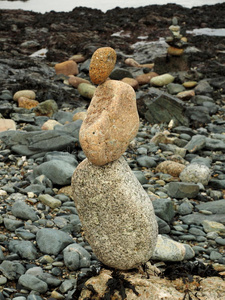 在海滩上平衡石头艺术