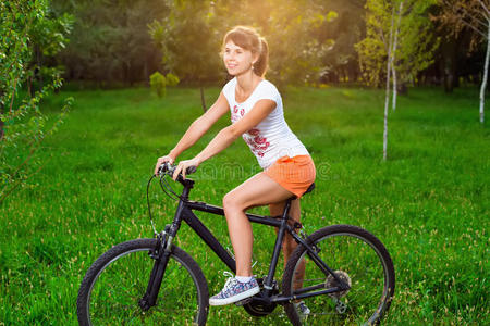 在田里骑自行车的女孩