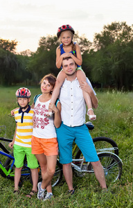 一家人骑自行车在草地上
