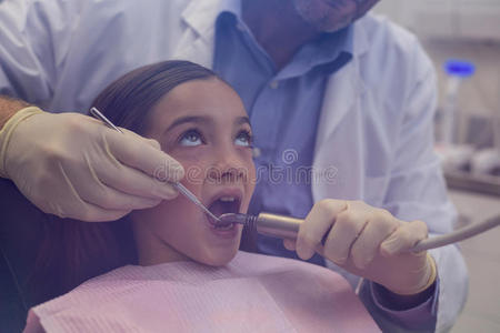 牙医用工具检查一个年轻的病人