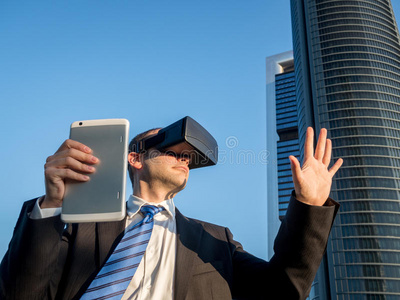 在公交车上使用带平板电脑的虚拟现实眼镜的商人
