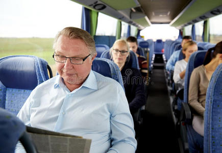 阅读 眼镜 老年人 乘客 新闻 旅游 公共汽车 公司 汽车