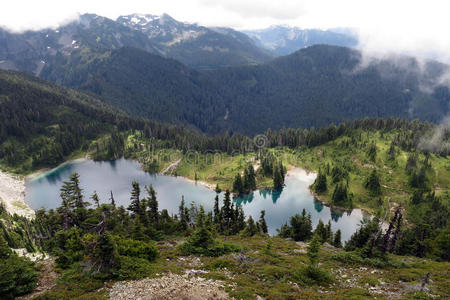 云中的高山湖