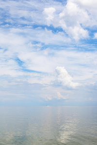 白云和平静的阿佐夫海