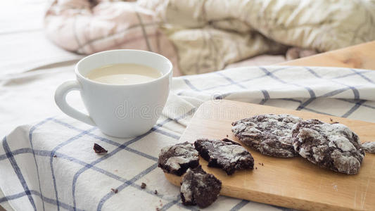 巧克力饼干和一杯牛奶。