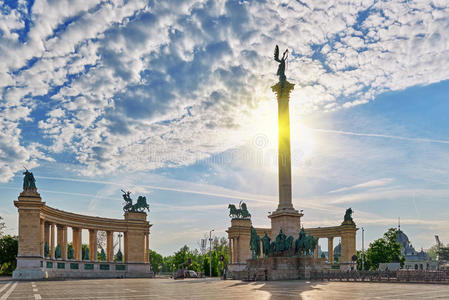 布达佩斯，匈牙利2016年5月5日英雄广场是马之一