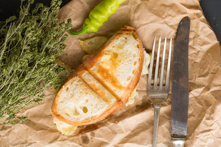 一个小三明治加奶酪，绿色新鲜胡椒