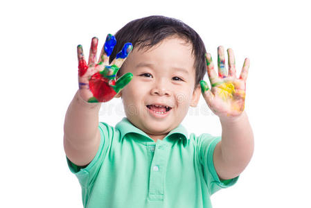 有趣的小男孩，双手涂在五颜六色的油漆里。 在白色背景上隔离。