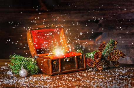 神秘礼物新年背景,冷杉树和雪.照片