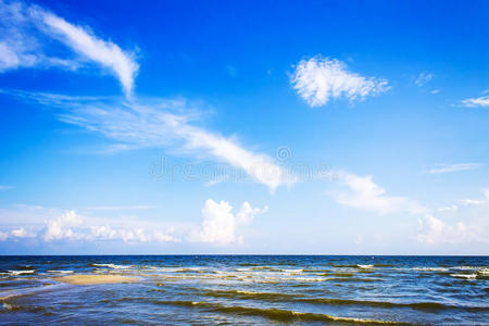 海滩，大海，蓝天和蔚蓝的水，自然背景