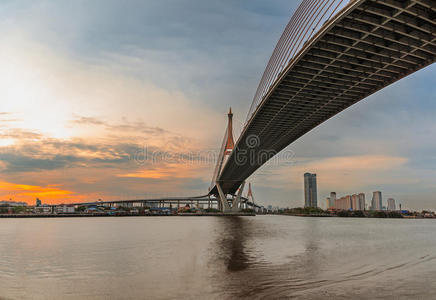 横跨大河的桥