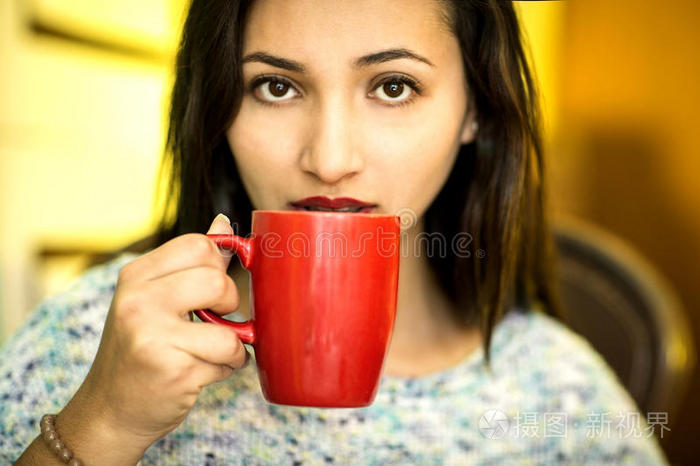 喝咖啡的年轻女子