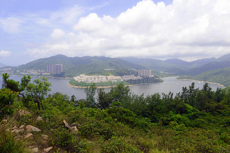 在香港附近的龙背小径上，绿色的热带山脉和徒步旅行路线