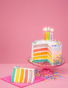 五颜六色的生日蛋糕超过粉红色