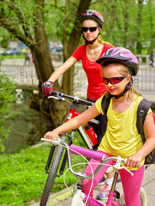 自行车女孩骑背包骑自行车道。