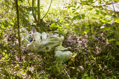 生态破坏垃圾破坏了自然的生态照片
