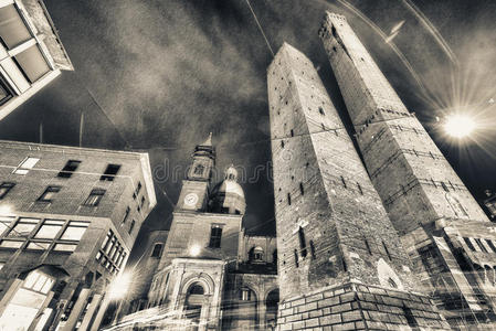 古老的阿西内利塔在夜间与教堂在博洛尼亚，意大利