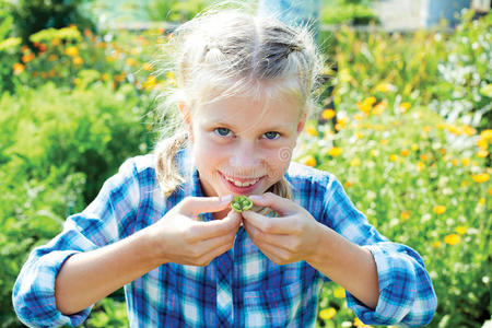 女孩在花园里吃青豌豆